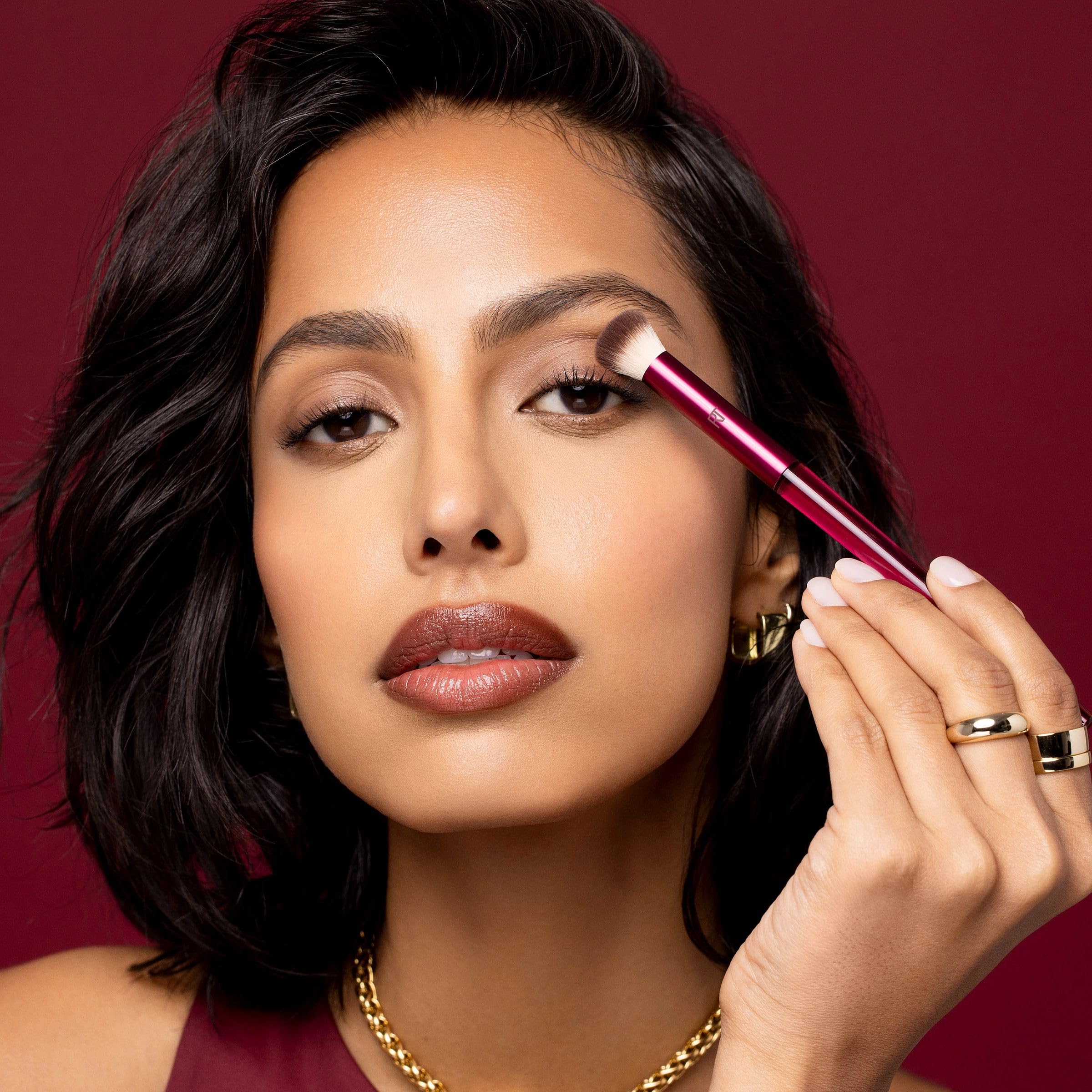Real Techniques MesmerEYES UltraPlush synthetic bristles deliver seamless pickup.