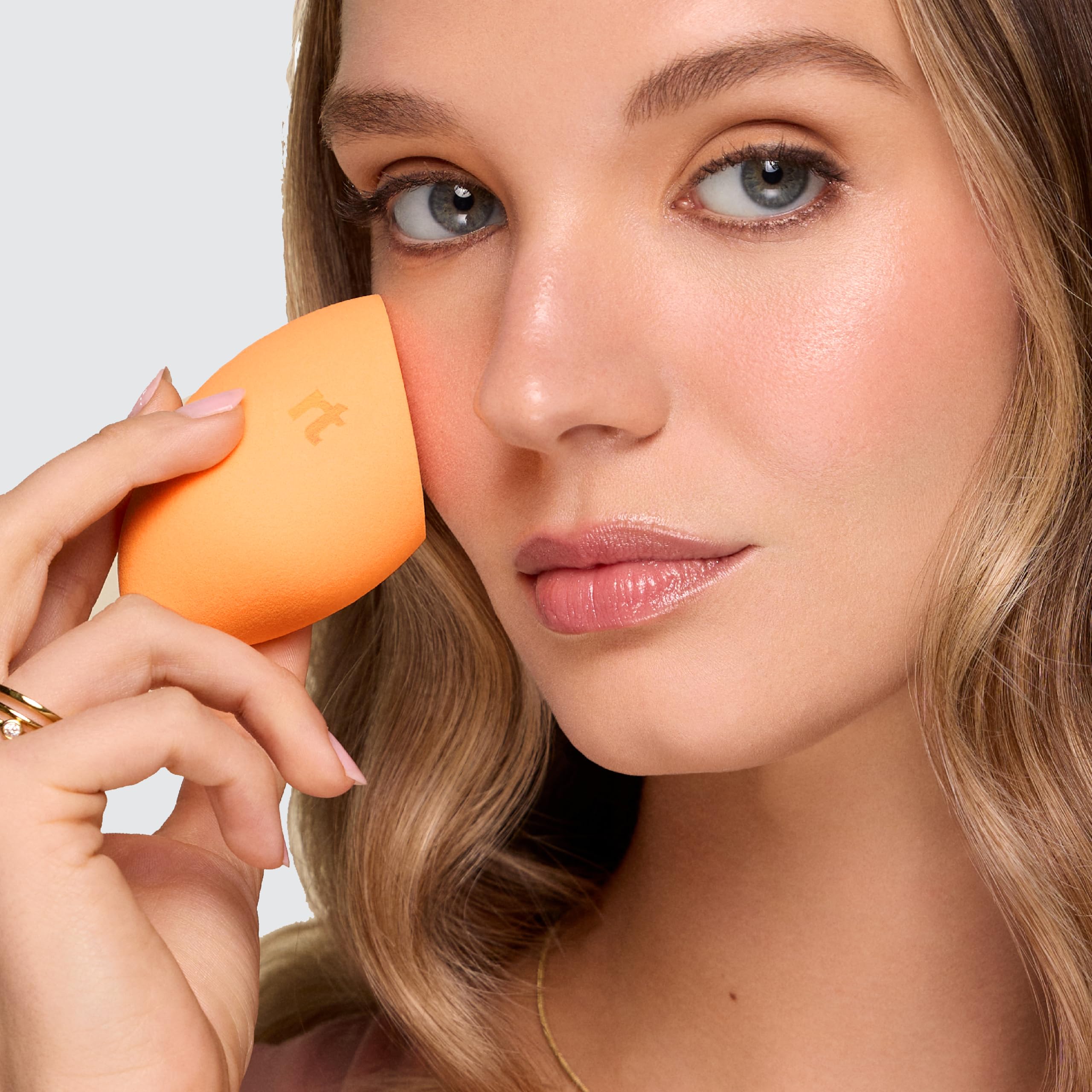 Real Techniques Miracle Complexion sponge latex-free foam for gentle skin.