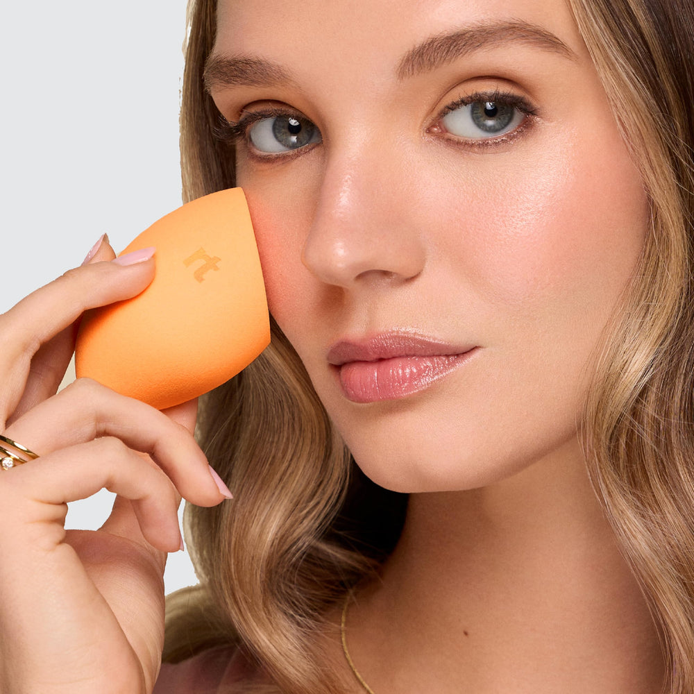 Real Techniques Miracle Complexion sponge latex-free foam for gentle skin.