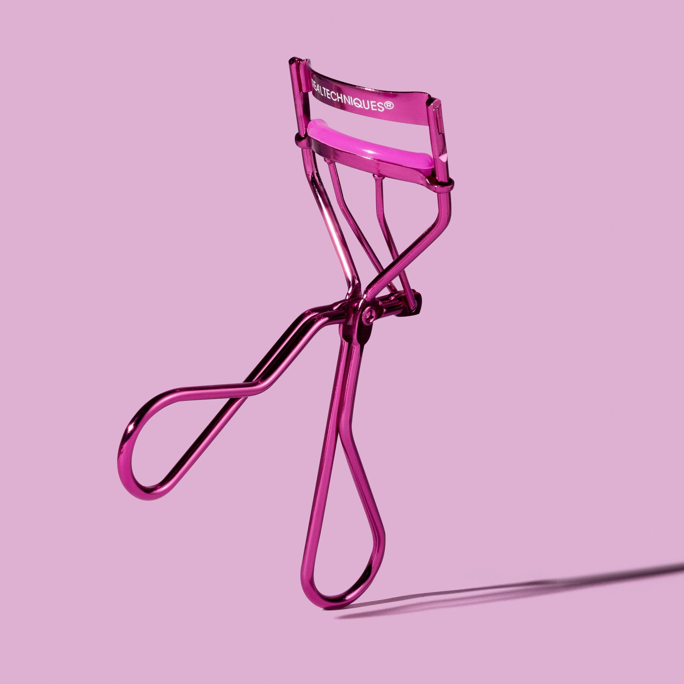 Real Techniques Miracle Eyelash Curler pink cap protects the curler