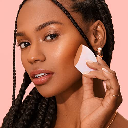 Real Techniques Miracle Powder Sponge easy cleaning with cleansing gel.