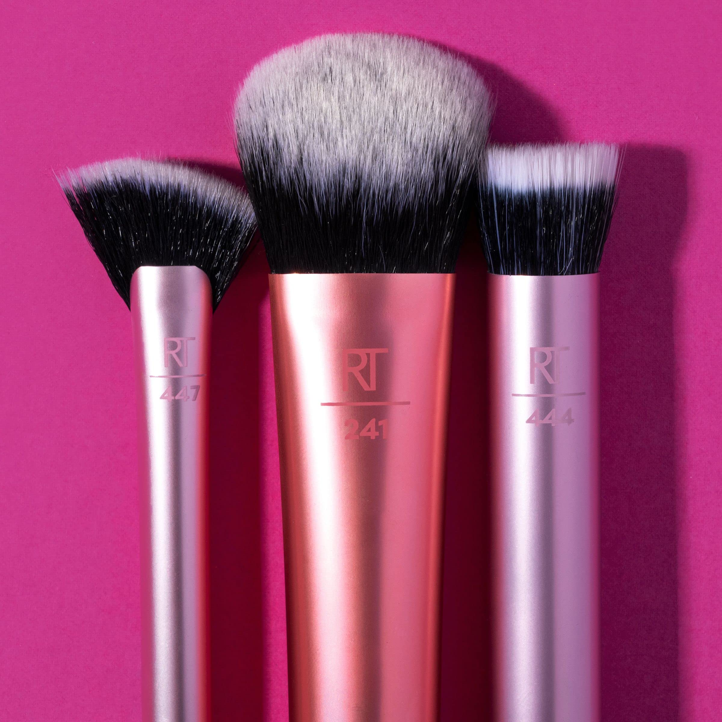 Real Techniques Seamless Complexion Brush easy cleaning with cleansing gel for bristle care
