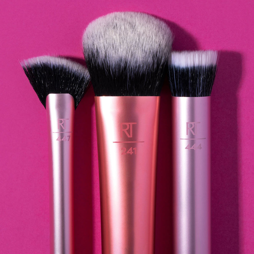 Real Techniques Seamless Complexion Brush easy cleaning with cleansing gel for bristle care