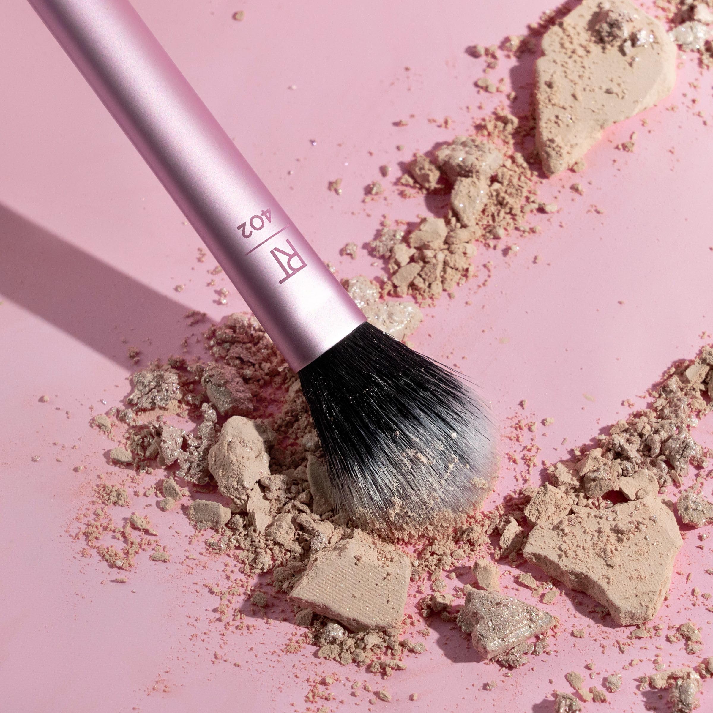 Real Techniques Setting Brush delivers high-definition blend with soft bristles.