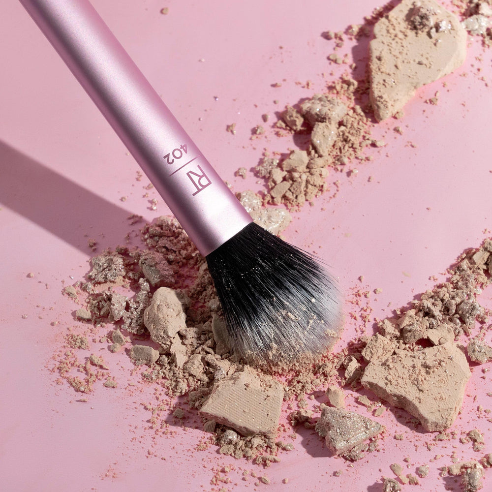Real Techniques Setting Brush delivers high-definition blend with soft bristles.