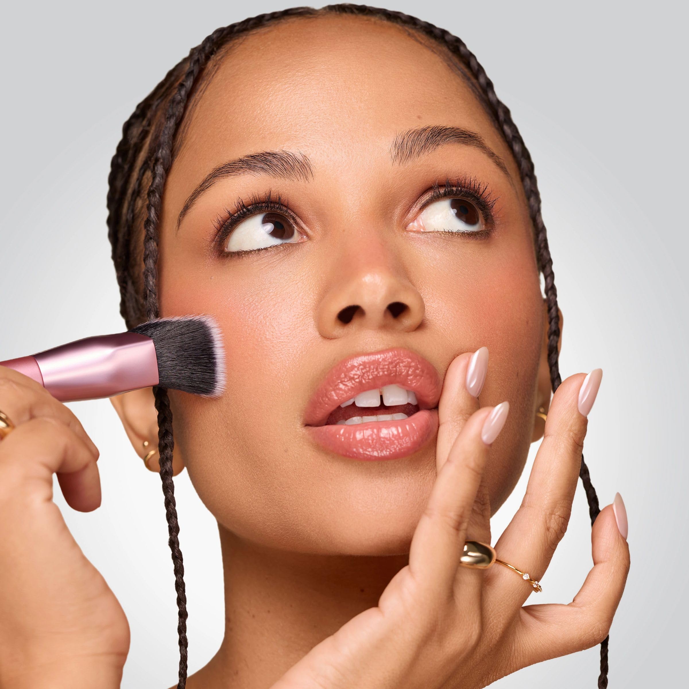 Real Techniques Cheek Hugging Contour Brush features ultra-plush bristles.