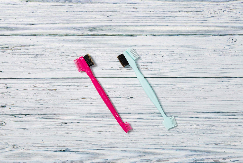 Red by Kiss Ultimate Edge Fixer brush in use enables precise gel application on edges.