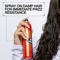 Redken Spray Smooth: protección contra calor hasta 450°F para peinado seguro.