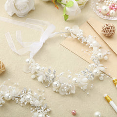 Retrowavy diadema floral con cristal brillante para look versátil.