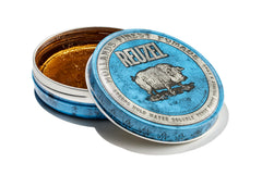 REUZEL Blue Pomade en botella visible ofrece brillo y control duradero para todo tipo de cabello.
