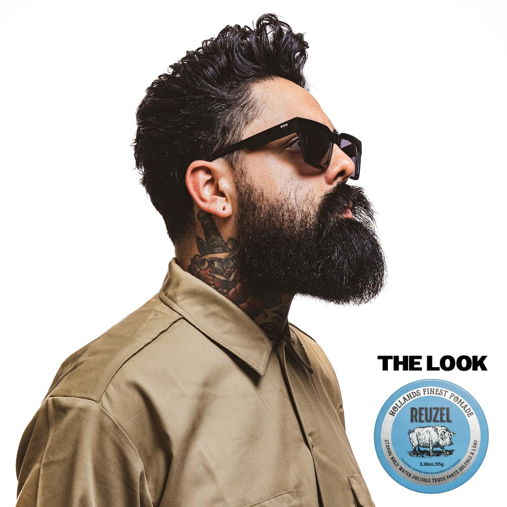 REUZEL Blue Pomade ofrece brillo alto para un acabado destacado en cualquier peinado.
