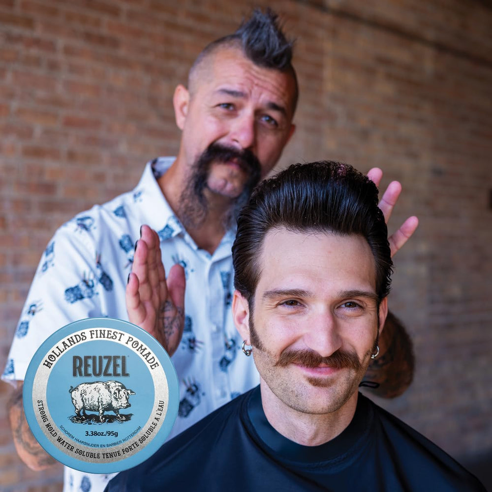 REUZEL Blue Pomade adecuada para cabello de todo tipo y textura durante el día.