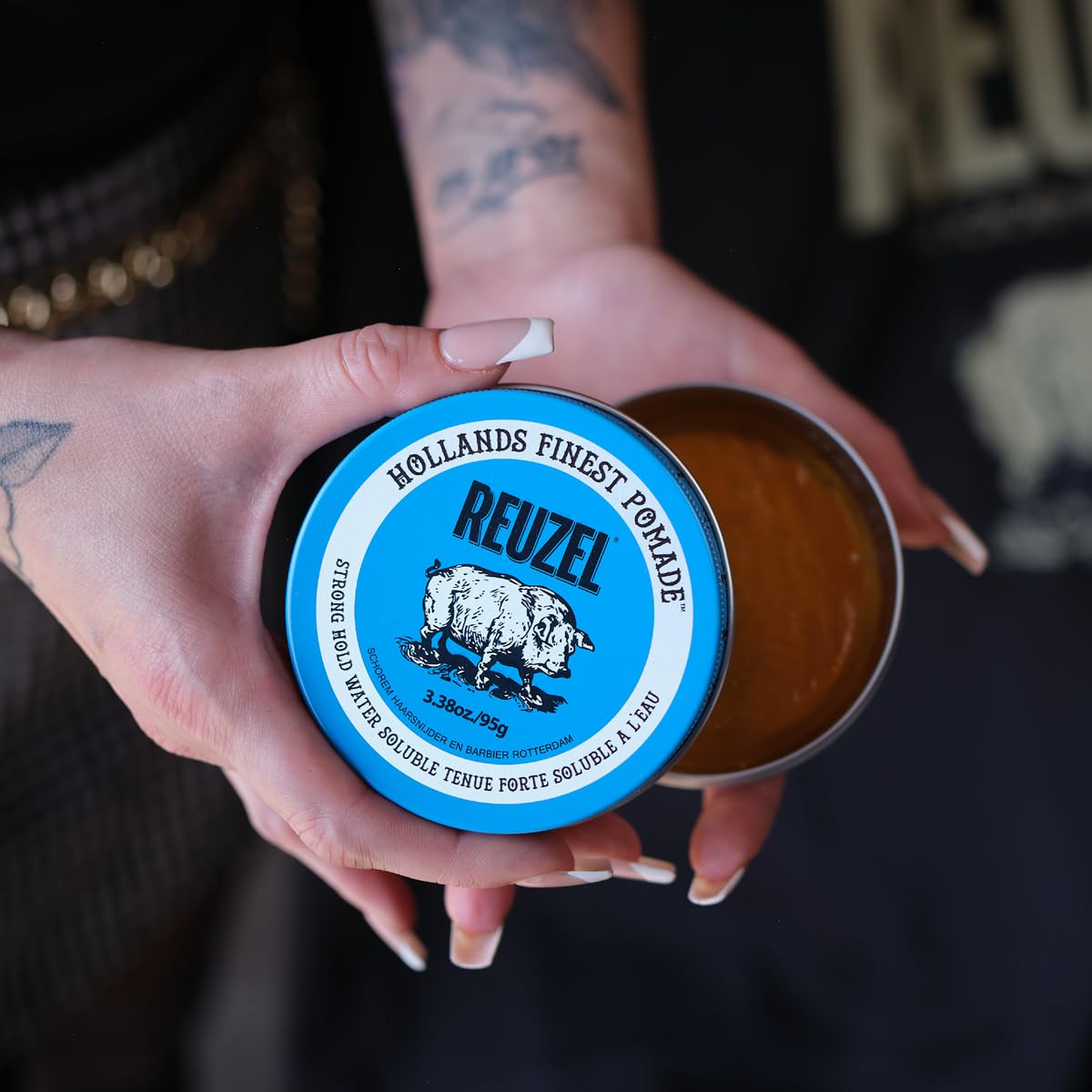 REUZEL Blue Pomade lavado fácil que evita residuos al retirarse.