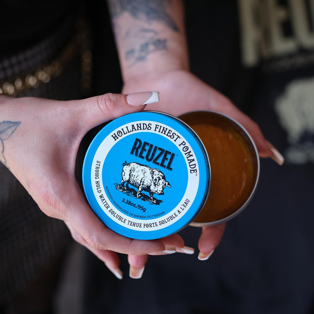 REUZEL Blue Pomade lavado fácil que evita residuos al retirarse.