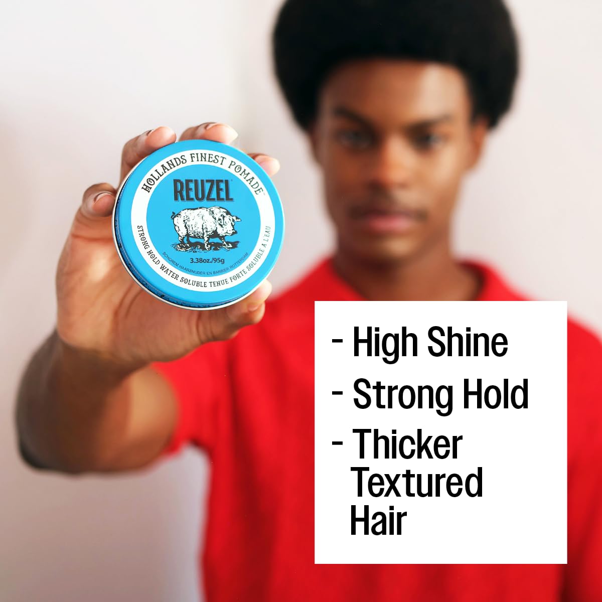 REUZEL Blue Pomade en ritual diario de barbería para lograr un estilo definido.
