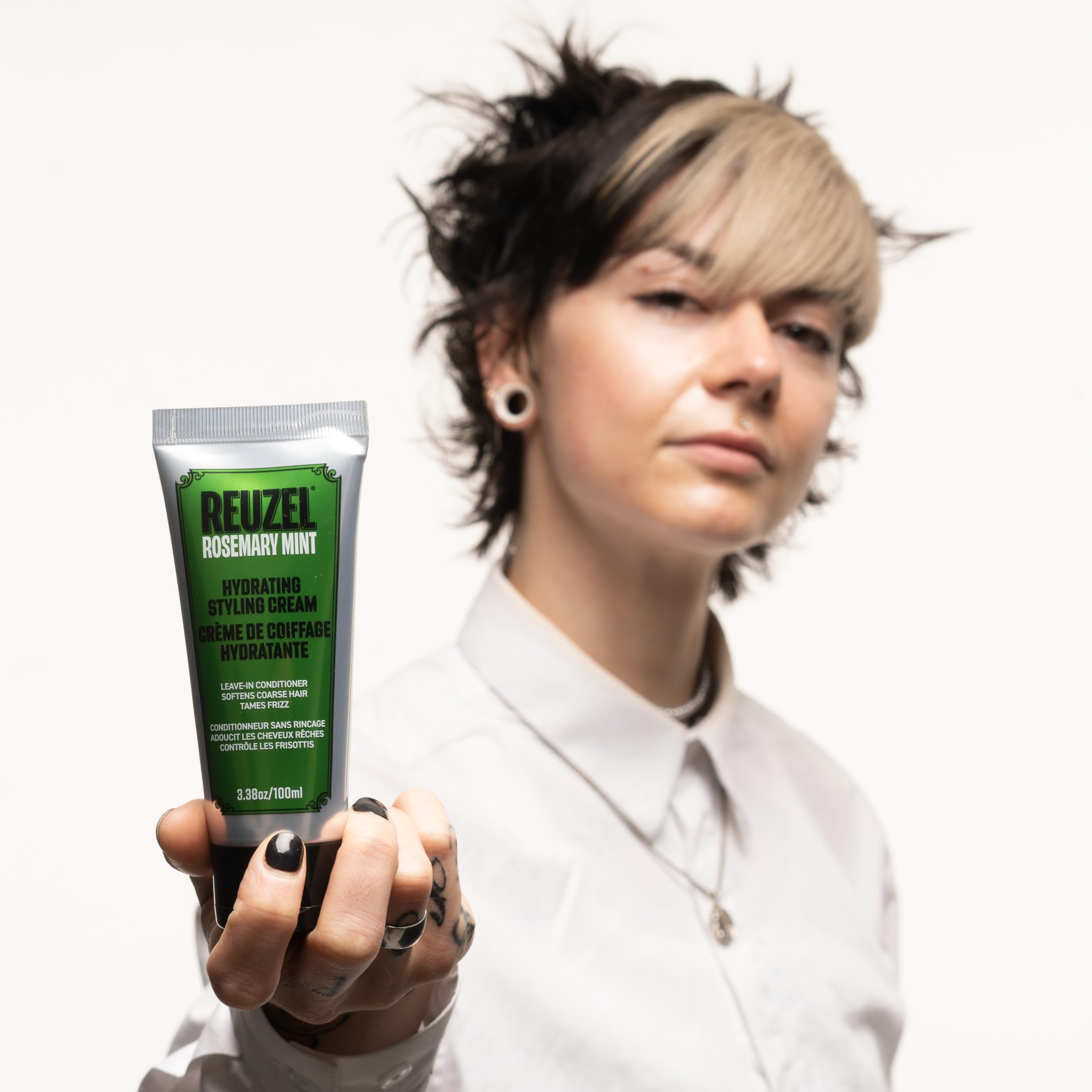 REUZEL Aplicación diaria en cabello limpio para un look natural.