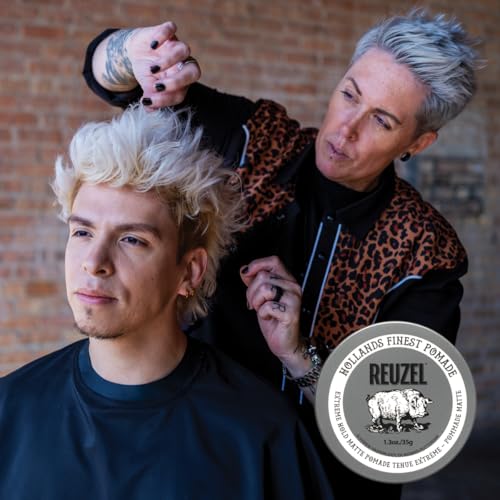 No deja brillos excesivos y mantiene un aspecto natural con REUZEL.
