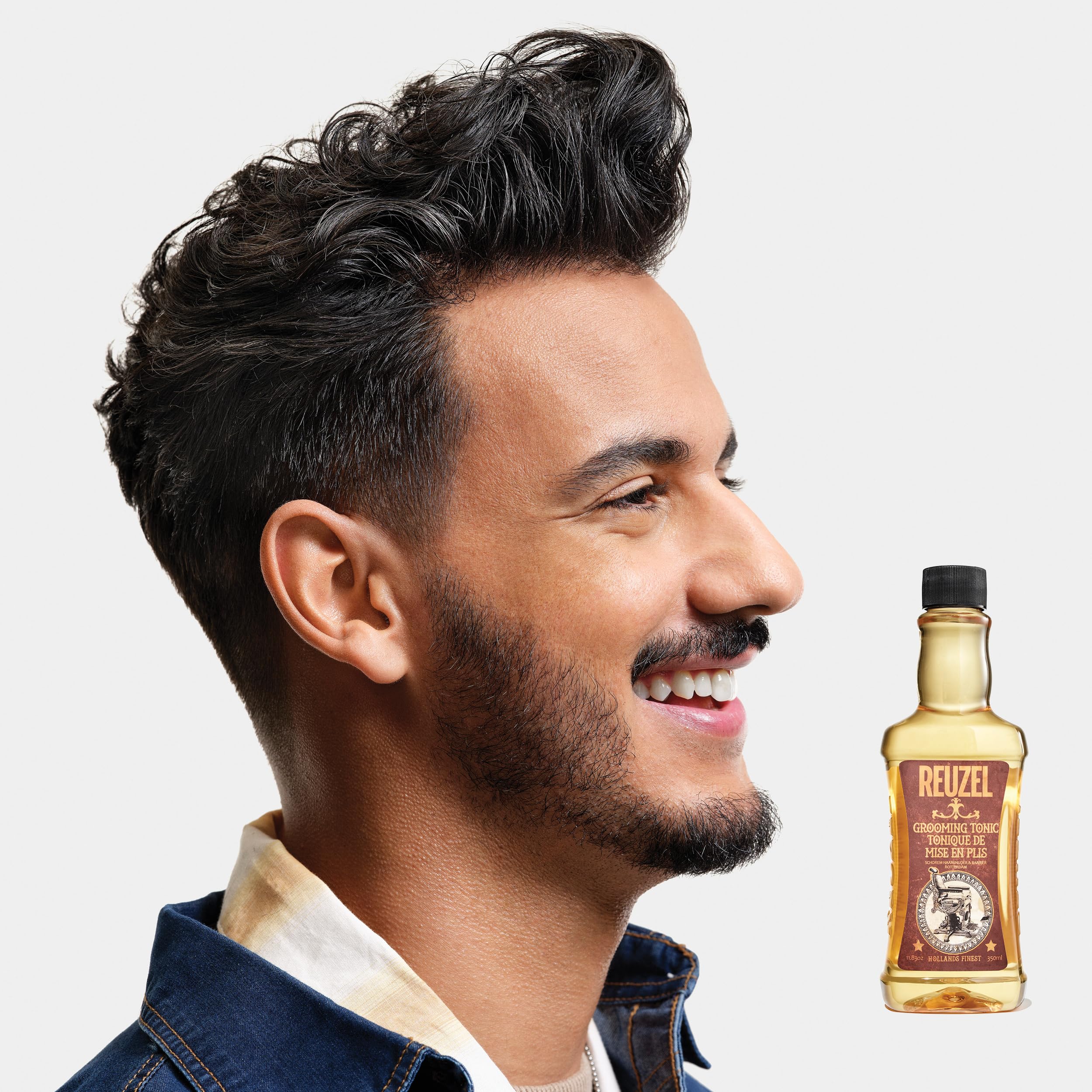 REUZEL Tónico brillo-natural aporta acabado suave y aspecto saludable.