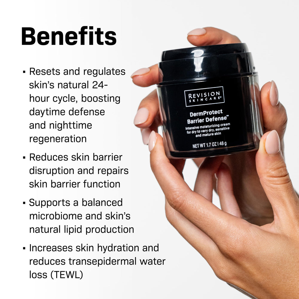 Aplicación de DermProtect con las manos, crema de rápida absorción para piel sensible.