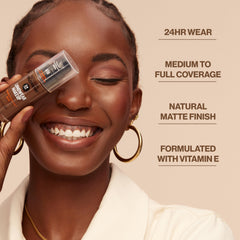 Aplicación fluida de REVLON ColorStay para control del brillo diario.