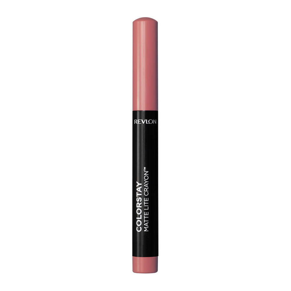REVLON ColorStay Matte Lite Crayon en aplicación precisa para retoques al instante.
