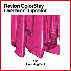 Revlon ColorStay Overtime Lipcolor con pigmento intenso en los labios.