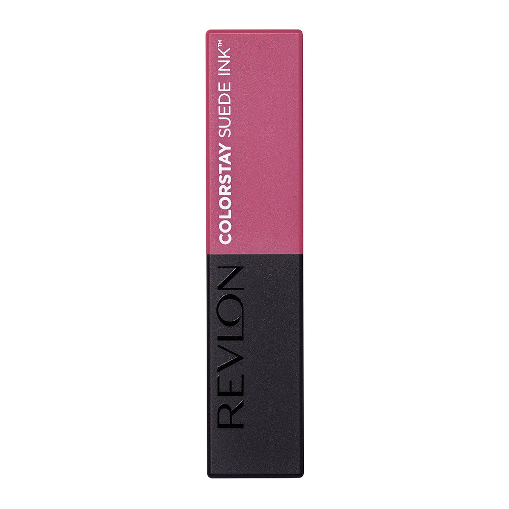 Revlon ColorStay Suede Ink demostración de textura suave en labios.