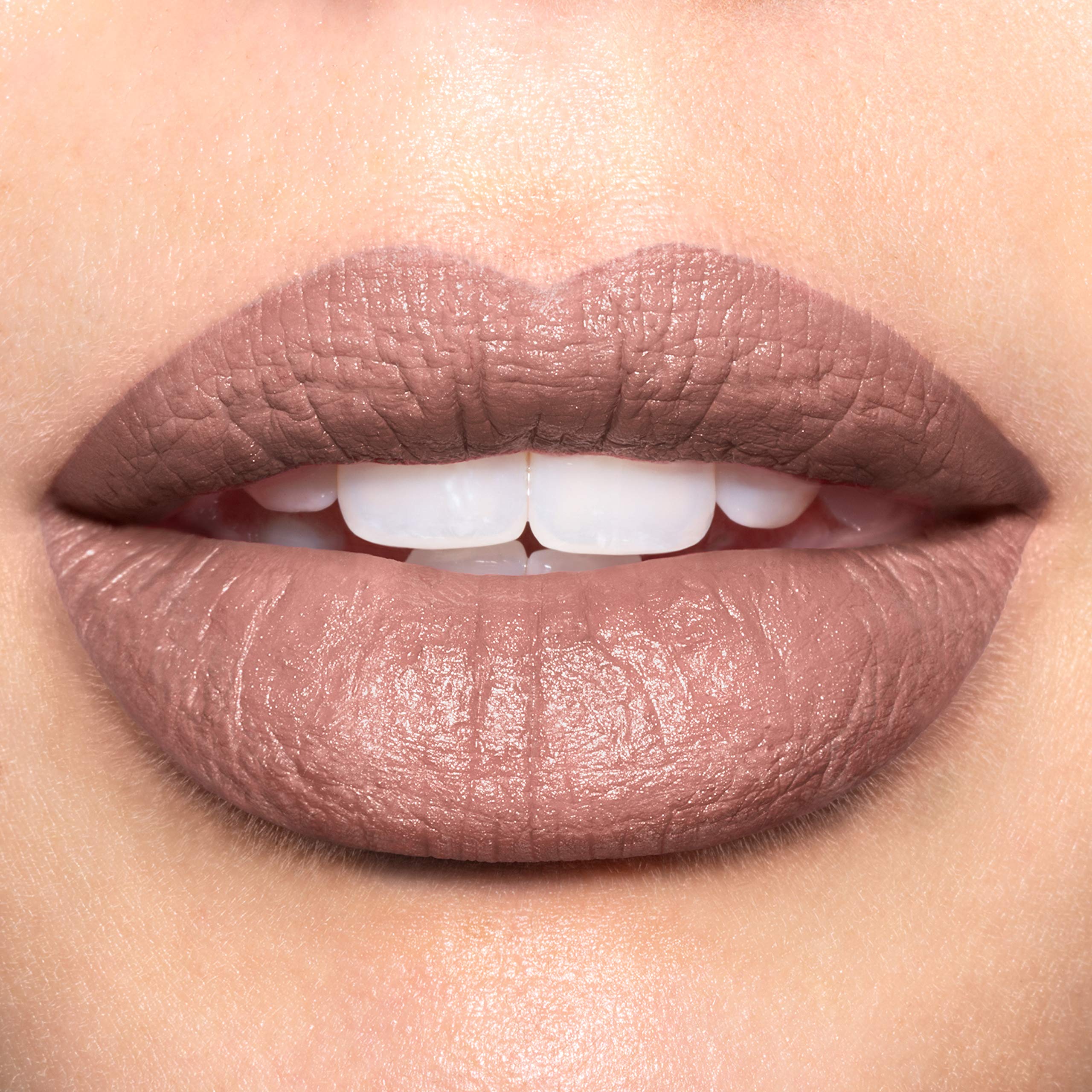 REVLON envase negro mate dorado, sensación premium para el neceser.