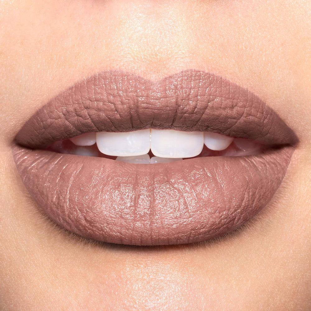 REVLON envase negro mate dorado, sensación premium para el neceser.