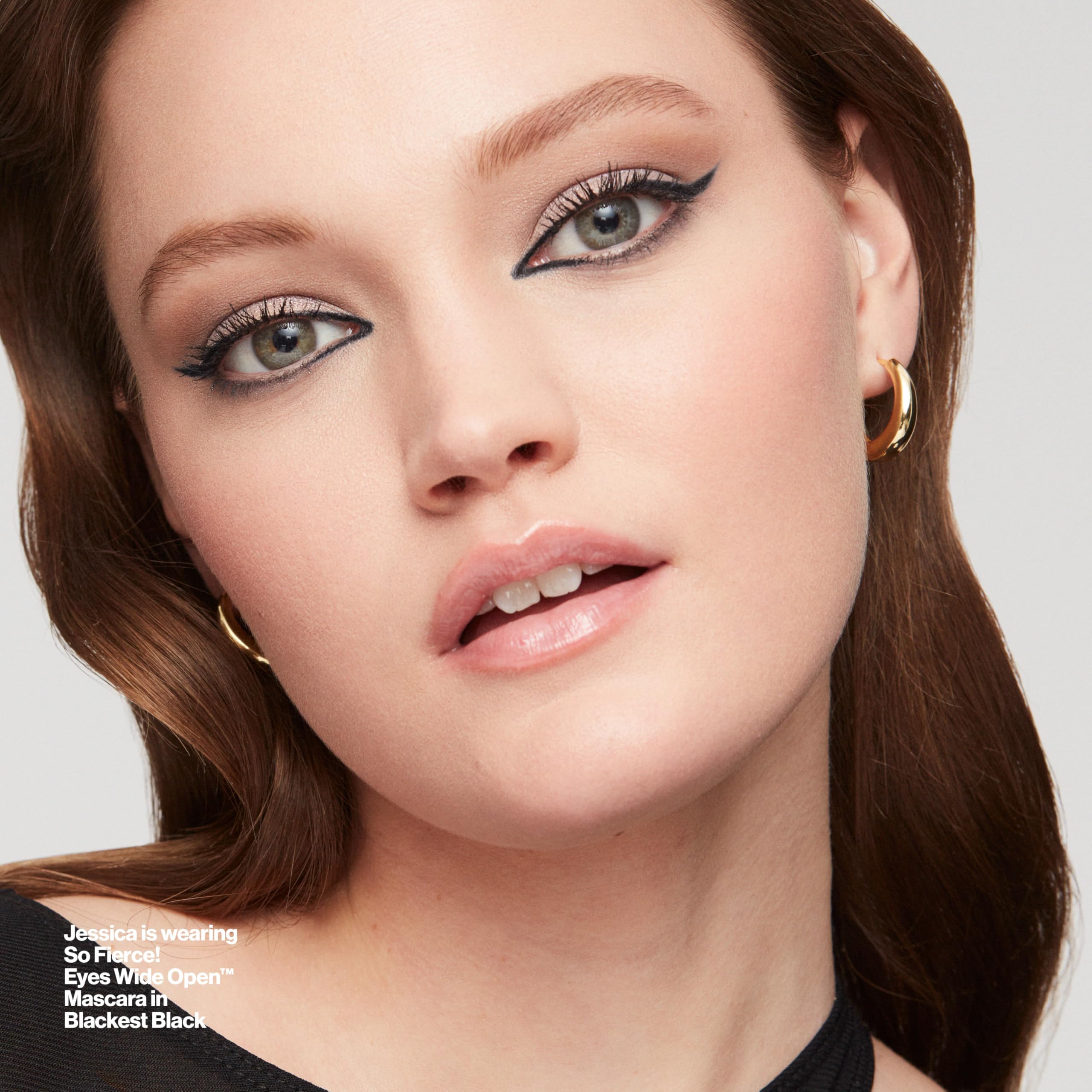REVLON Gel Eyeliner built-in smudger end enables quick blending.