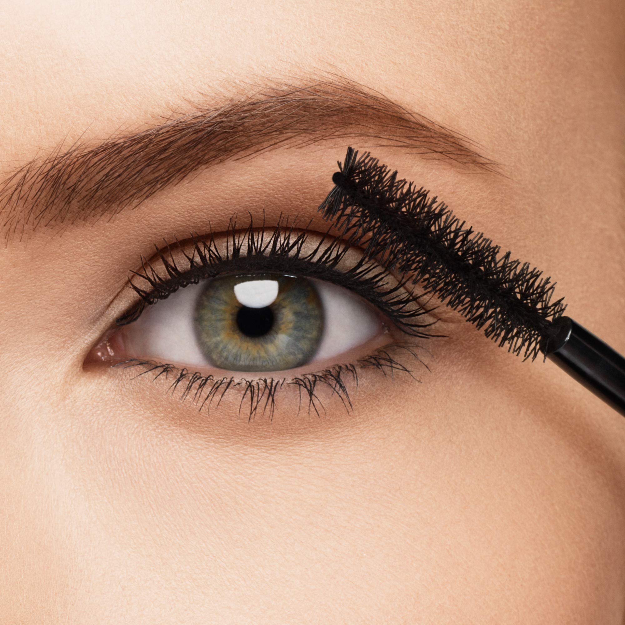 REVLON Volumazing Mascara: primer plano de pestañas con efecto voluminizante.