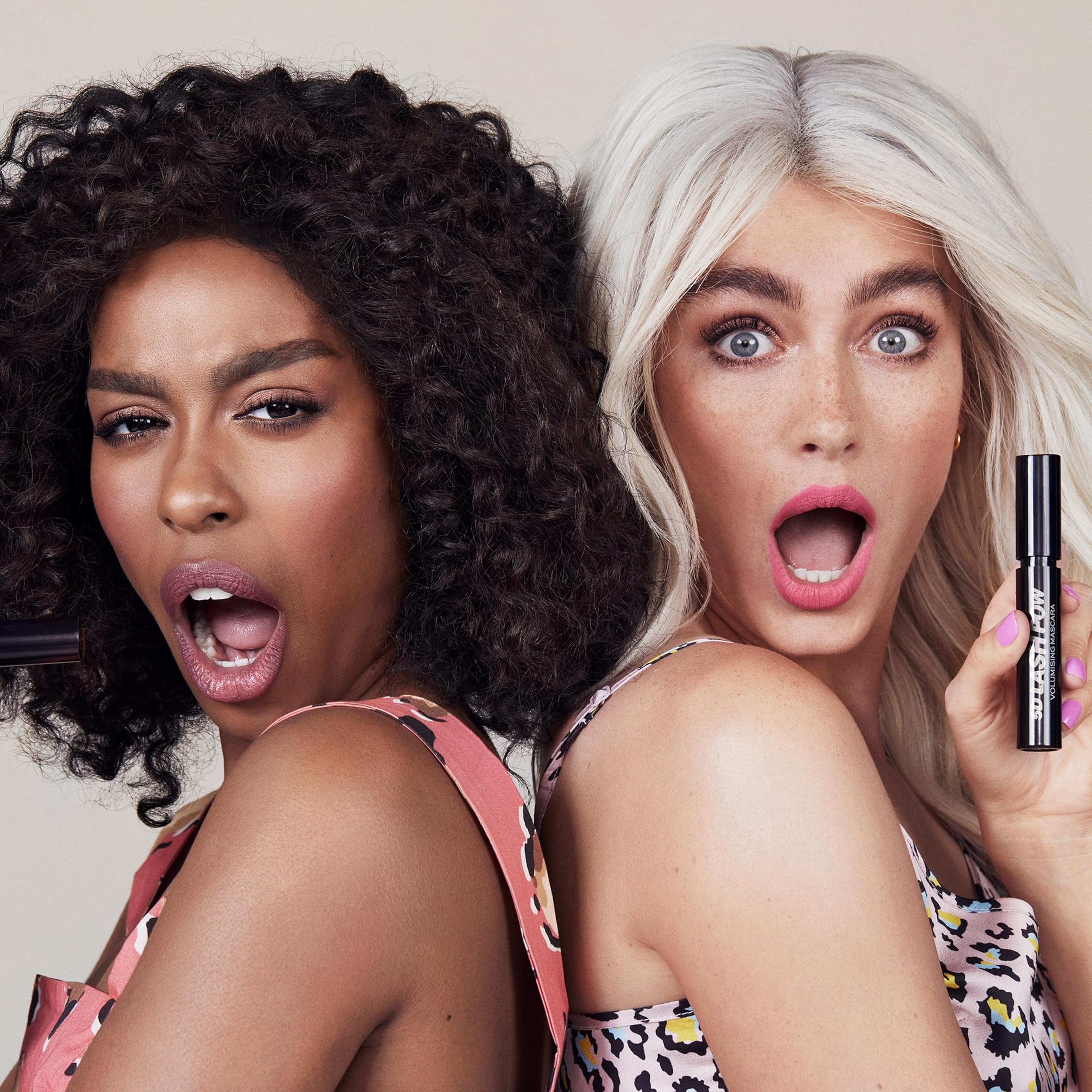 Revolution Lash Pow Mascara: aplicación para alargar pestañas con acabado natural.