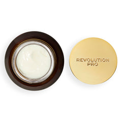 Revolution Pro Miracle Vegan Collagen Night Cream en aplicación manual para hidratación suave.