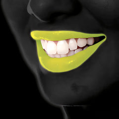 Rhode Island Novelty conjunto fosforescente ilumina la sonrisa en Noche de Brujas.