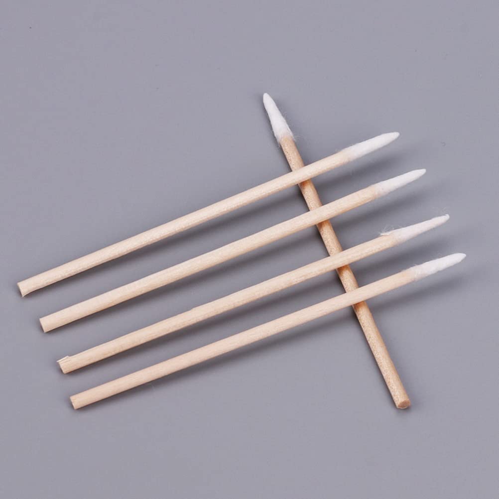 RIKWOG makeup-removal cotton swabs help remove eyeliner and eyeshadow cleanly.