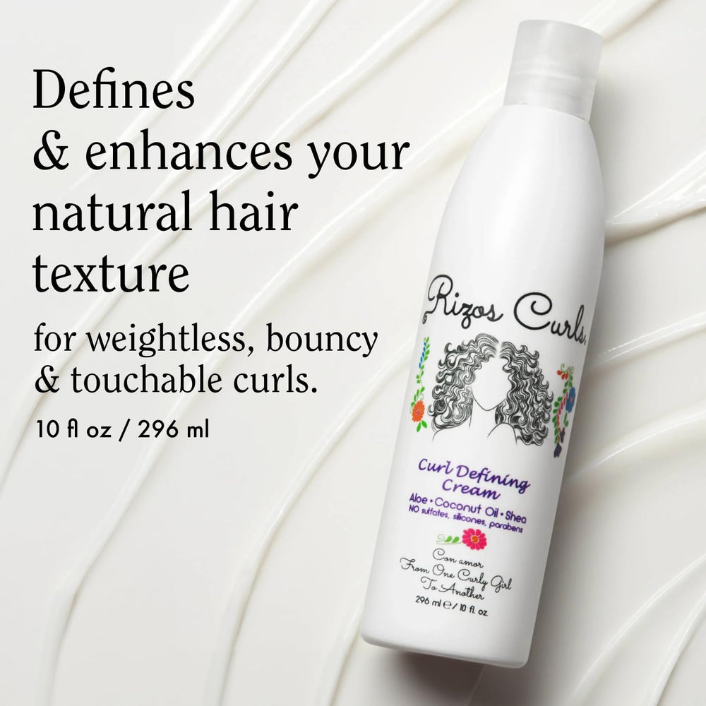 Aplicación de la crema en cabello húmedo para rizos definidos con control.