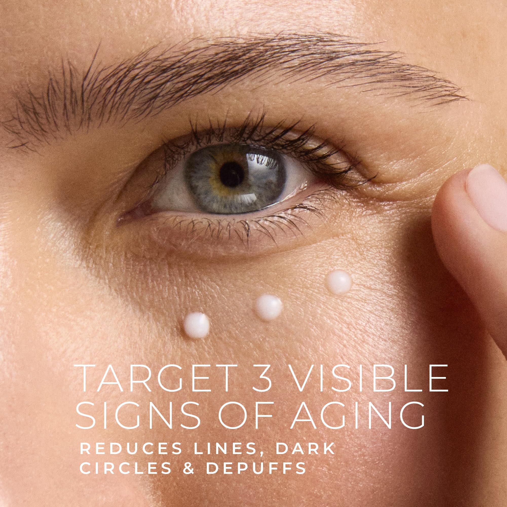 Aplicación suave de RoC Retinol Correxion alrededor de los ojos para rutina diaria.