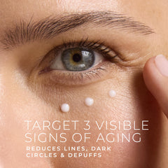Aplicación suave de RoC Retinol Correxion alrededor de los ojos para rutina diaria.