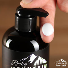 Rocky Mountain Barber Company crema, reduce encrespamiento y mantiene el peinado.