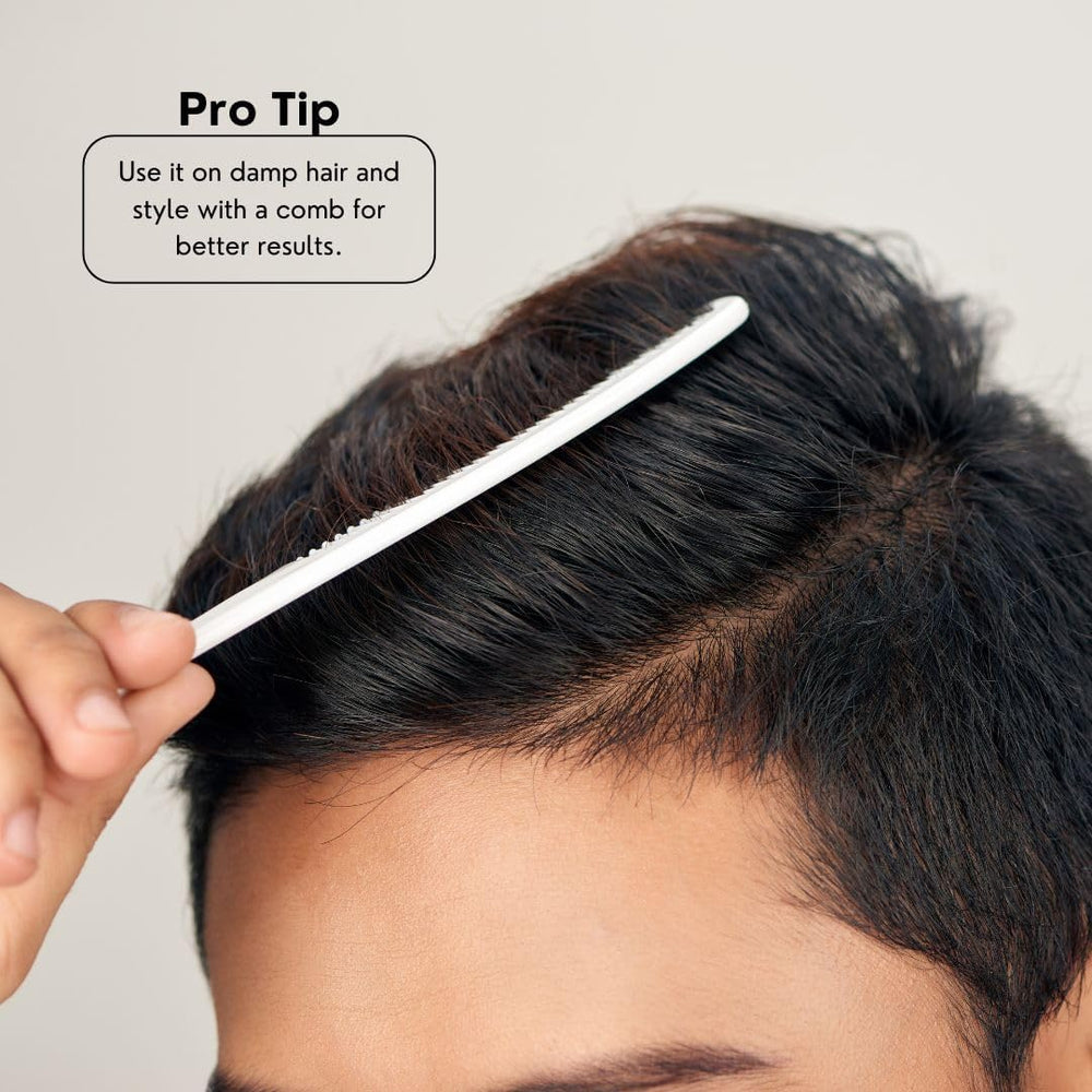 Rolda crema modeladora para cabello masculino, aplicación con peine para resultados profesionales.