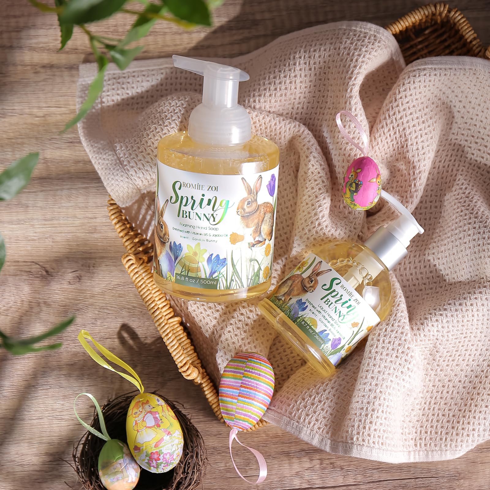 ROMIIE ZOI jojoba oil and Vitamin B5 moisturize while washing.