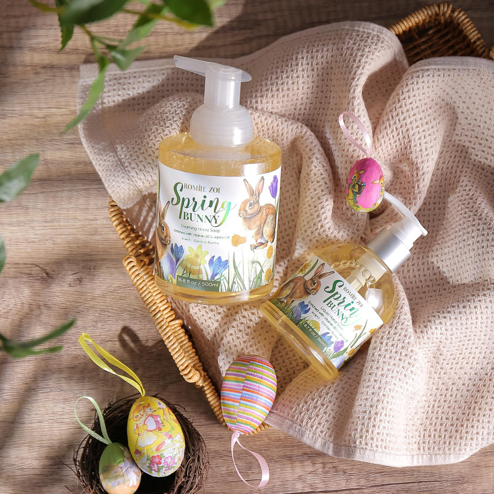 ROMIIE ZOI jojoba oil and Vitamin B5 moisturize while washing.