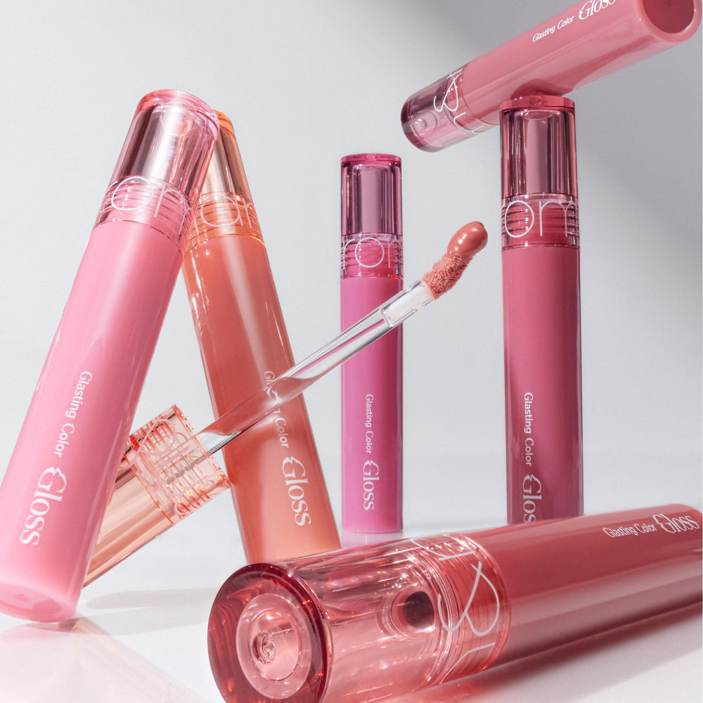 rom&nd GLASTING COLOR GLOSS 05 Dim Mauve, textura ligera que desliza sin pegarse.