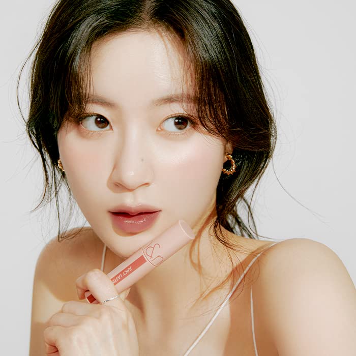 rom&nd labial nucadamia acabado brillante para un look jugoso