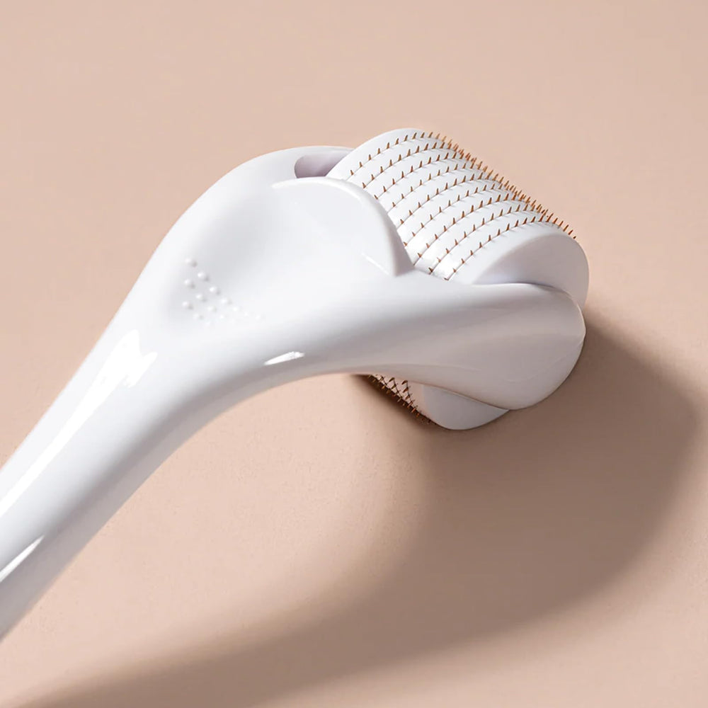 ROSELYNBOUTIQUE Derma Roller 540 needles head close-up for precise application.