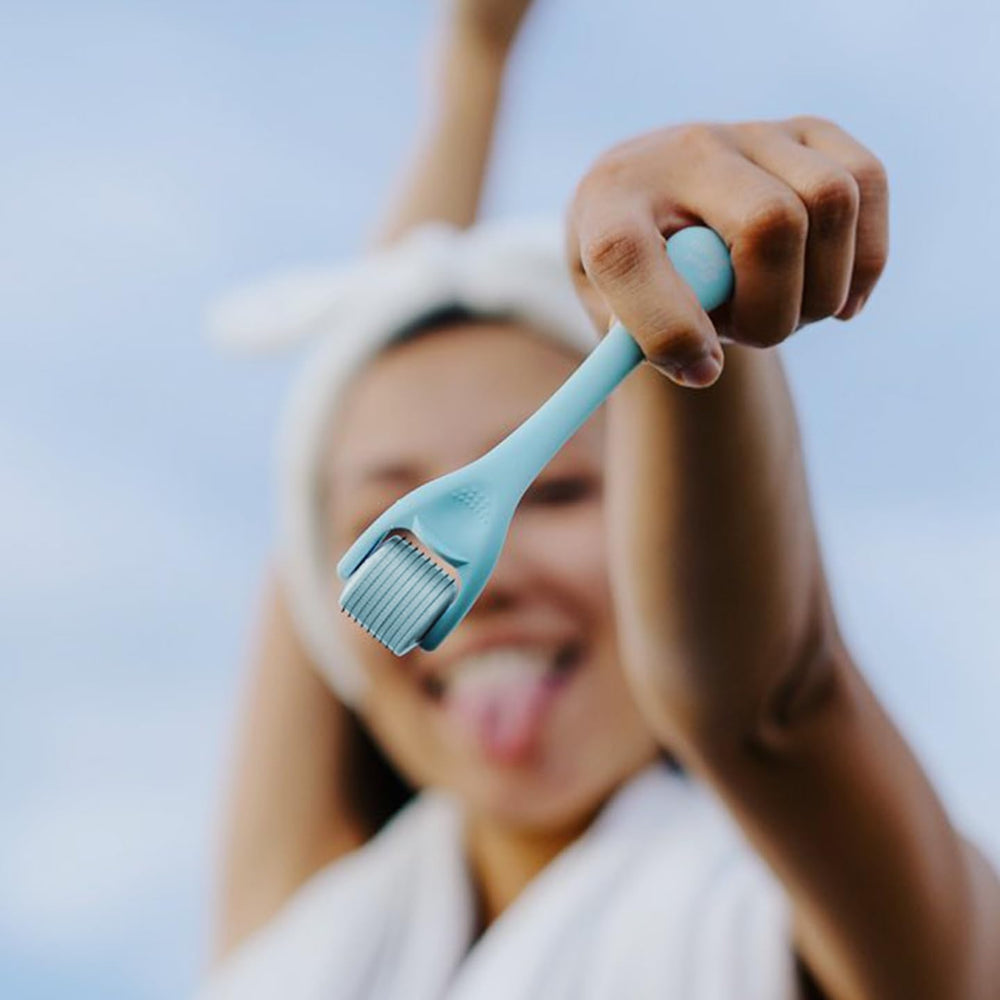 ROSELYNBOUTIQUE derma roller blue handle close-up for precise control