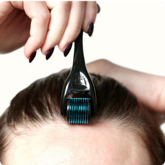 ROSELYNBOUTIQUE derma roller for body helps improve skin texture.