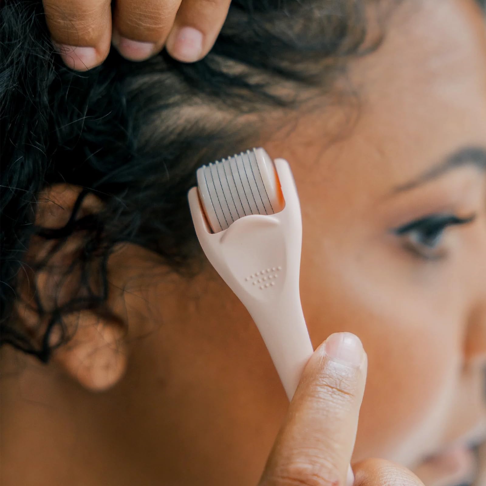 ROSELYNBOUTIQUE derma roller close-up, highlighting 0.3mm needles for precise at-home use.