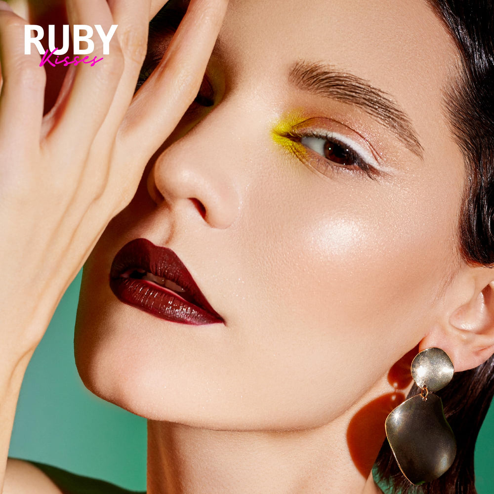Delineador Ruby Kisses en blanco, pigmentación vibrante para looks distintos