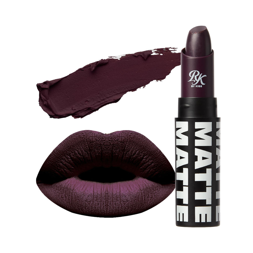 Ruby Kisses Lipstick Blackberry con aplicacion suave para un acabado mate de larga duración